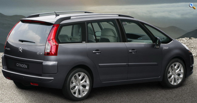La ligne de cette Citron C4-Picasso est plus tendue que la Xsara, tout en tant peu dynamique. Avec un tel vhicule, Citron s'adresse aux familles et tente de les rassurer. Aucune exubrance donc, aussi bien dans ce profil que dans le dtail des phares, qui sont une volution de ceux de la C4 berline.